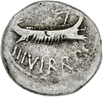 un gros plan d'une pièce d'argent sur laquelle figure un poisson