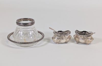 deux objets argentés sur une surface blanche