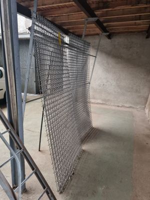 une clôture métallique située au milieu d'un bâtiment
