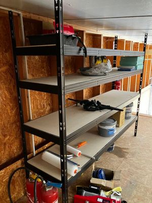 une étagère sur laquelle sont posés des outils, dans un garage