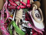 une boîte pleine d'objets assortis qui se trouvent dans la boîte