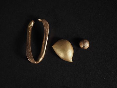 gros plan d'un objet métallique sur une surface noire
