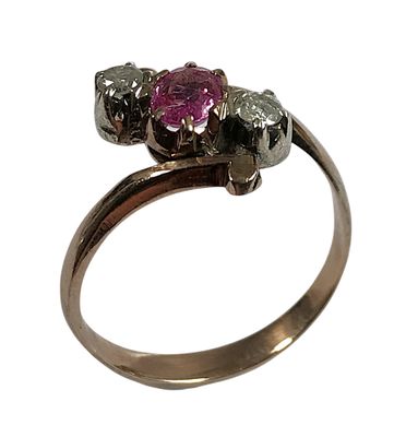 BAGUE en argent doré sertie d'une pierre rose (saphir ?) épa…