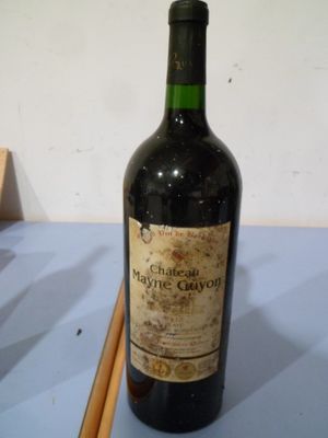 une bouteille de vin posée sur une table avec des baguettes