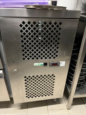 une machine posée sur le sol de la cuisine