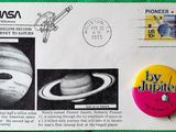 une image représentant une carte postale sur laquelle figure une station spatiale et un bouton
