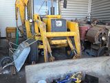 une photo d'un garage avec un bulldozer et d'autres engins