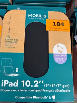 une boîte avec un téléphone à l'intérieur sur une table