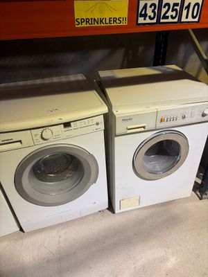 deux lave-linge et un sèche-linge dans un magasin
