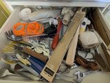 un tiroir rempli d'ustensiles et d'outils