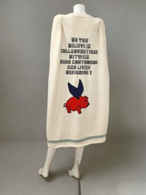 une image représentant une serviette ornée d'un cochon, posée sur un mannequin