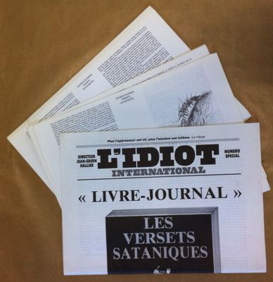 plusieurs journaux sont empilés sur une table