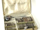 l'argenterie dans un coffret avec des cuillères et des cuillères à l'intérieur