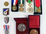 de nombreuses médailles exposées sur un fond blanc