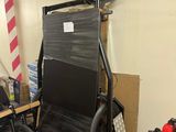 un vélo posé sur un chariot dans un garage