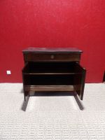 Petit buffet bas en acajou et placage d'acajou, ouvrant par … (photo 6)