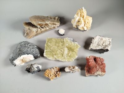 a lot of different rocks and minerals on the table