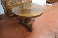 Guéridon en noyer et placage de noyer flammé, Plateau centré… (photo 2)