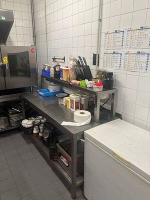 une cuisine équipée d'un réfrigérateur, d'une cuisinière et d'un plan de travail