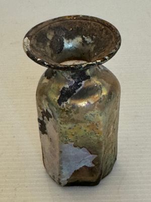 un vase en argent posé sur une table