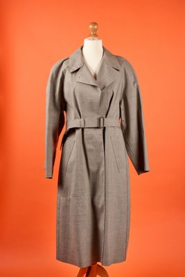 une photo d'un manteau gris sur un mannequin, un mannequin, un mannequin, un mannequin, un mannequin, un mannequin, un mannequin, un mannequin