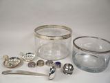 de nombreux objets en argent et en verre posés sur une table