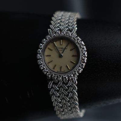 gros plan d'une montre sur une surface noire