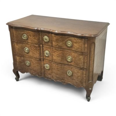 une commode ancienne avec des poignées et des tiroirs en laiton