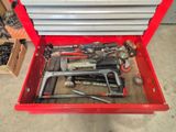 une boîte à outils rouge avec des outils sur le sol