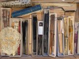 une boîte remplie de toutes sortes d'articles de couture
