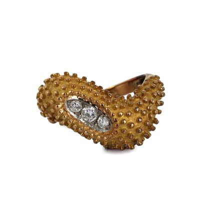 Gros plan sur une bague en or ornée d'un diamant