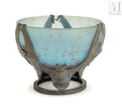 un bol en verre orné d'un oiseau, posé sur un socle