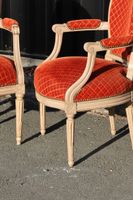 Paire de fauteuils en bois peint beige mouluré et sculpté de… (photo 2)