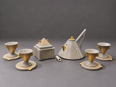 une image représentant un service à thé avec des tasses et des soucoupes posées sur une table