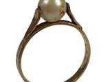 l'image d'une bague en or avec une perle au milieu