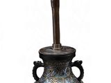 une lampe posée sur une table