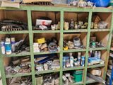 une étagère verte remplie d'objets divers dans un garage