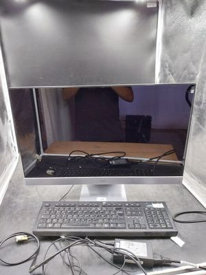 un bureau équipé d'un clavier et d'un écran