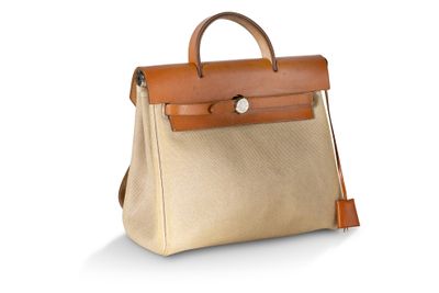 Le petit sac beige est posé sur une surface blanche.