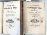 deux vieux livres posés sur une table, avec une étiquette de prix