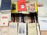 un grand nombre de livres posés sur une table