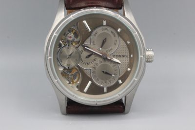 Gros plan sur une montre-bracelet avec un bracelet marron
