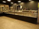une vitrine en verre au milieu d'un magasin