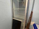 une porte vitrée dans un coin d'une pièce en cours de rénovation