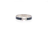 un gros plan d'une bague ornée d'une croix