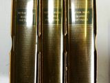 trois livres posés côte à côte sur une étagère