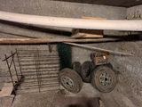 une photo d'une pièce où se trouvent de nombreux outils