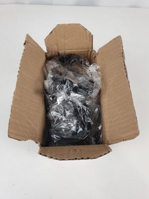 une boîte en carton avec un tas de fils à l'intérieur