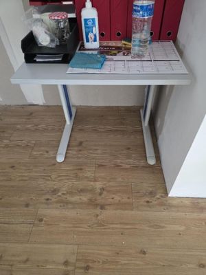 une petite table sur laquelle se trouvent deux bouteilles d'eau