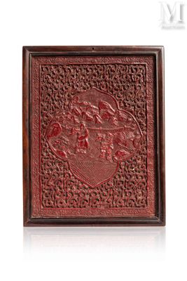 Plaque chinoise sculptée en laque rouge représentant un cheval et son cavalier